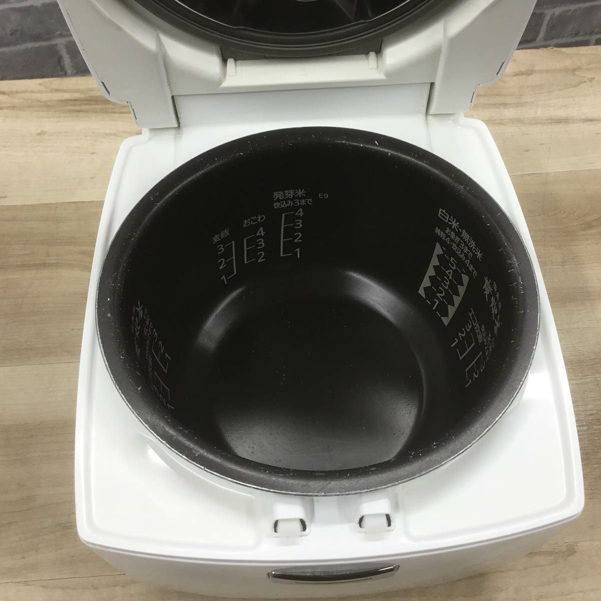 三菱電機 炊飯器 IH式 5.5合炊き 備長炭 炭炊釜 ホワイト NJ-VEA10-W 2020年製