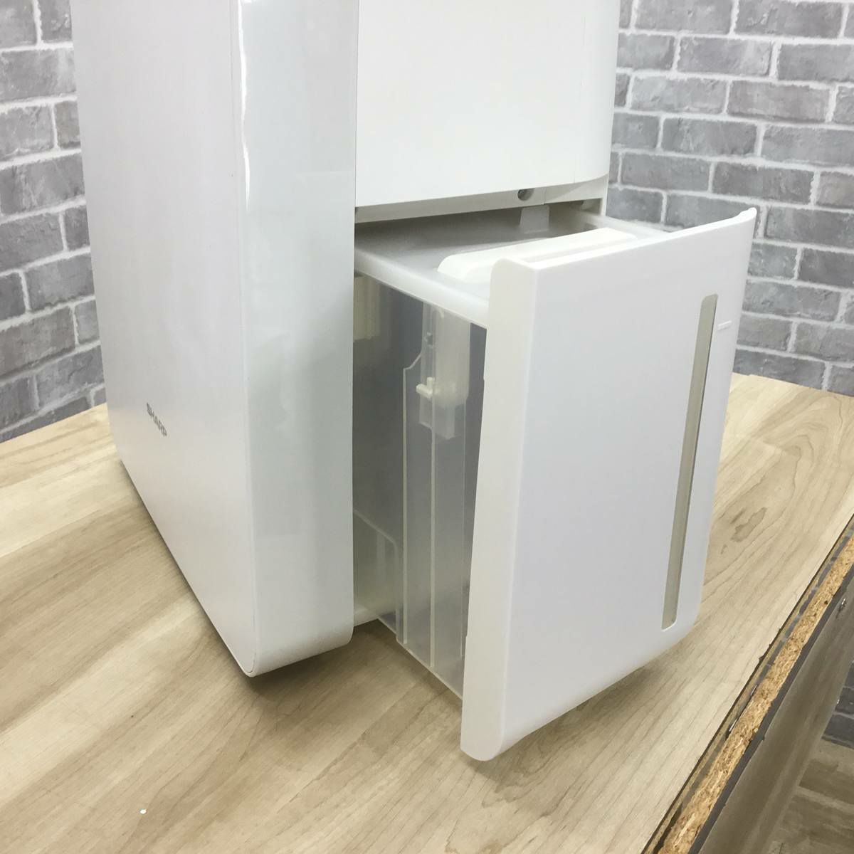 シャープ 除湿器 衣類乾燥 4.5L コンプレッサー式 プラズマクラスター搭載 木造 20畳 鉄筋 40畳 ホワイト CV-J180-W 2020年製