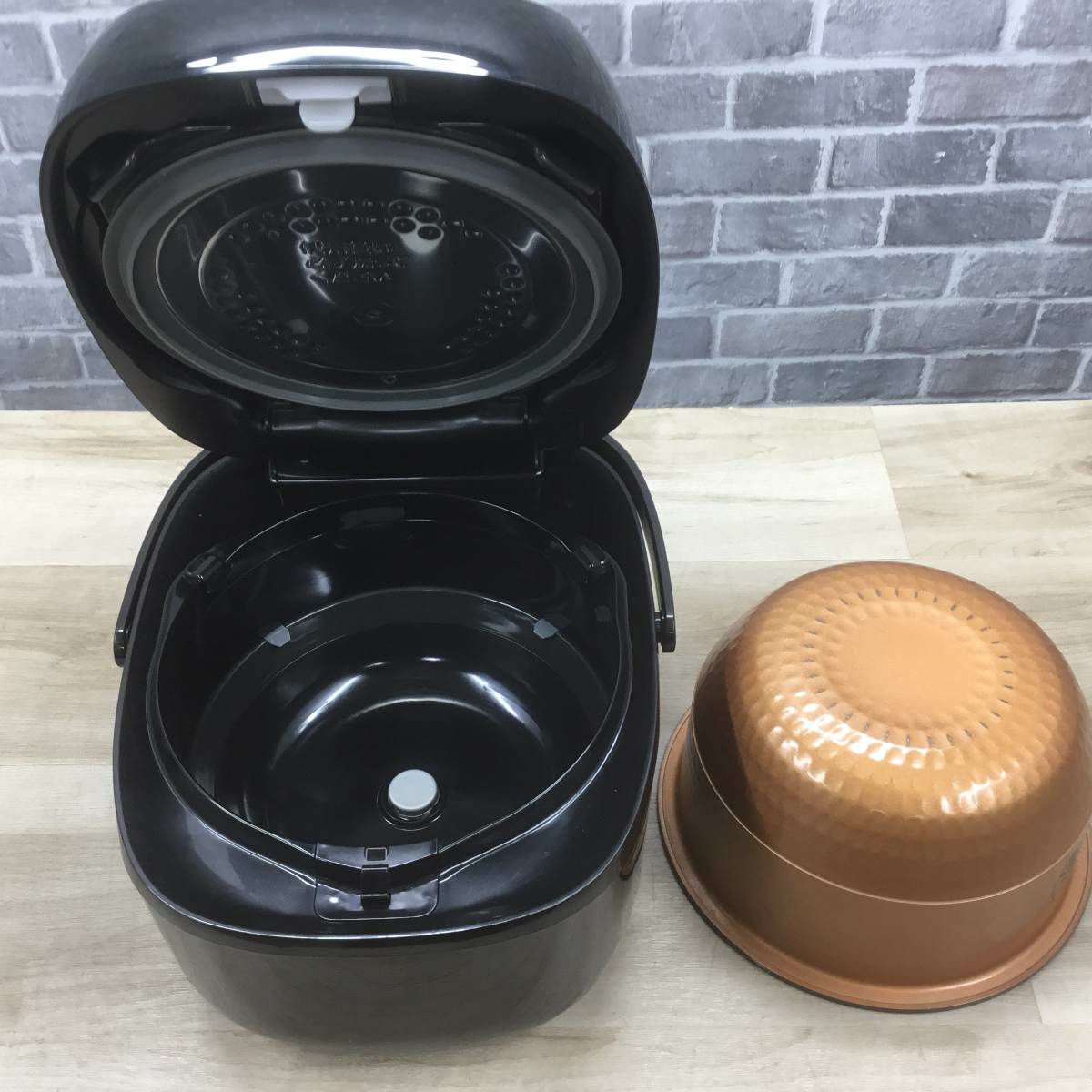 東芝 炎匠炊き 炊飯器 真空IH式 5.5合炊き 鍛造かまど銅釜 グランブラック RC-BK10VRR-K 2022年製